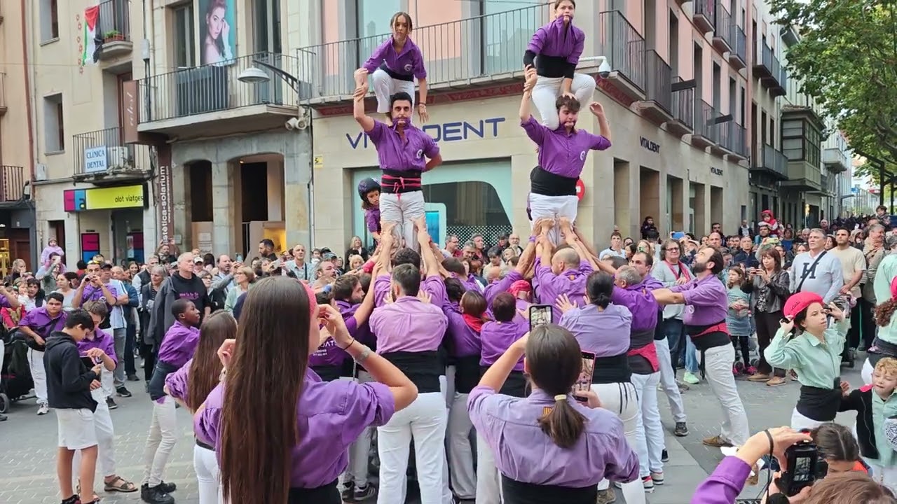 Dos pilars castellers a la Fira de Sant Lluc d'Olot de Xavier Àgueda COMPETIC