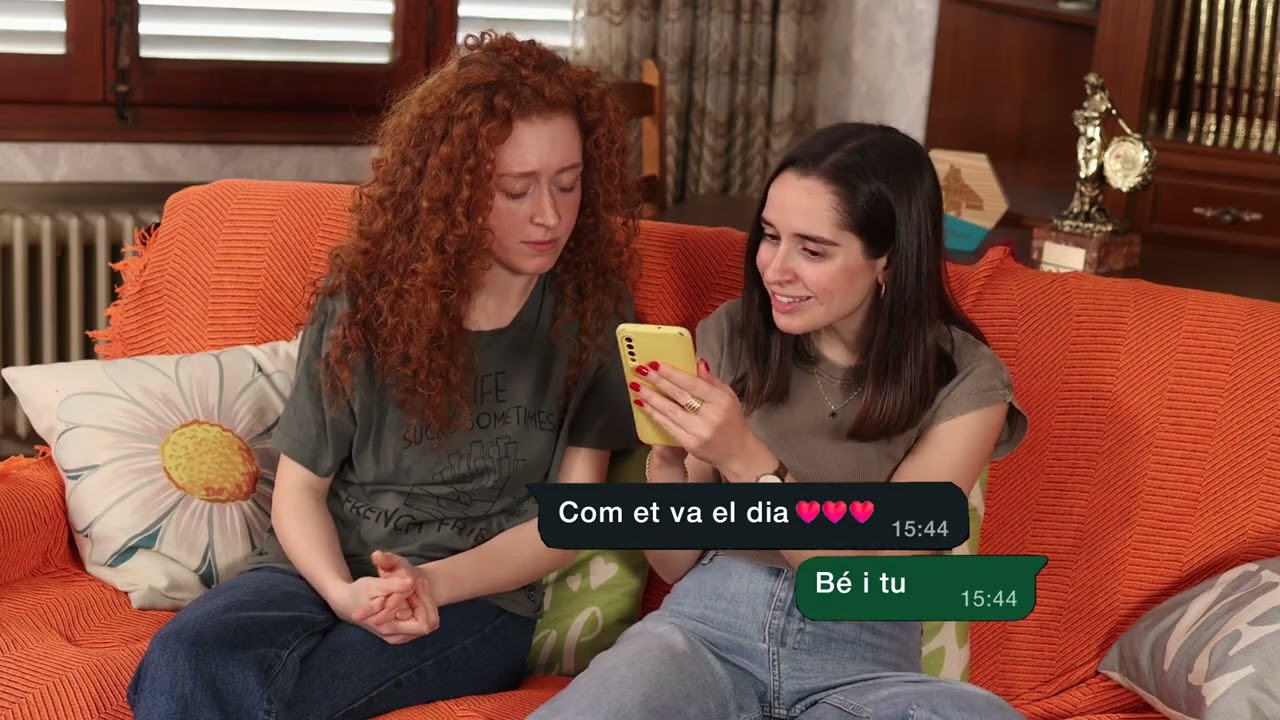 Per whats, és com que és molt... distant | #Esquetxes #comèdia en #català T5 de Esquetxes