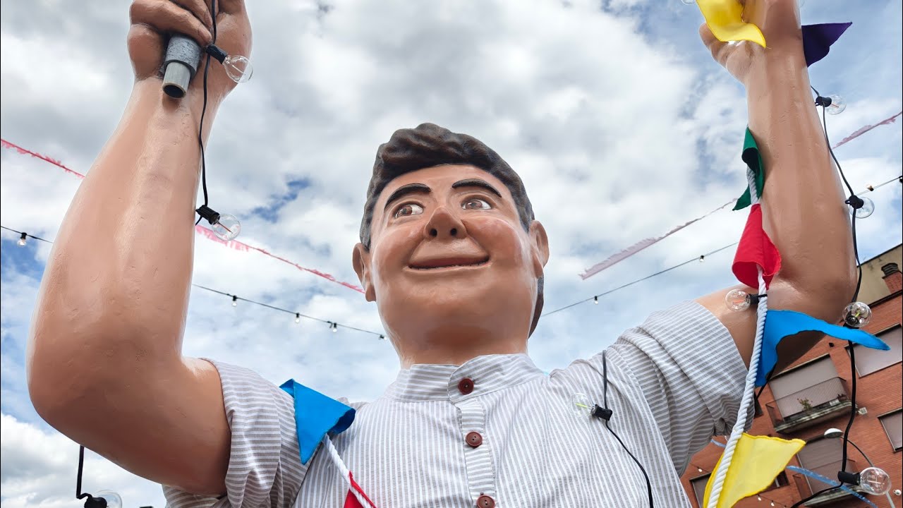 Presentació del nou gegant de l'Eixample Popular d'Olot apadrinat pels gegants Tim i Clam de Xavier Àgueda COMPETIC