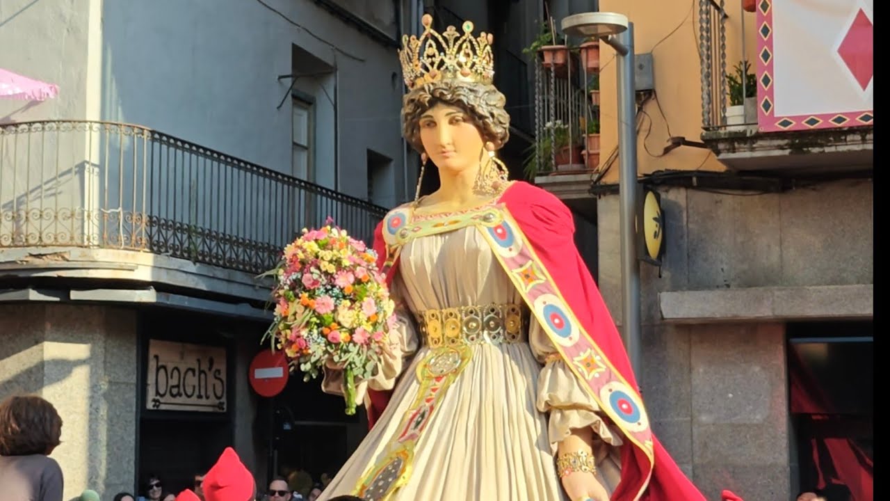 Cercavila amb els gegants d'Olot, els cavallets, els cabeçuts i tota la faràndula de Xavier Àgueda COMPETIC